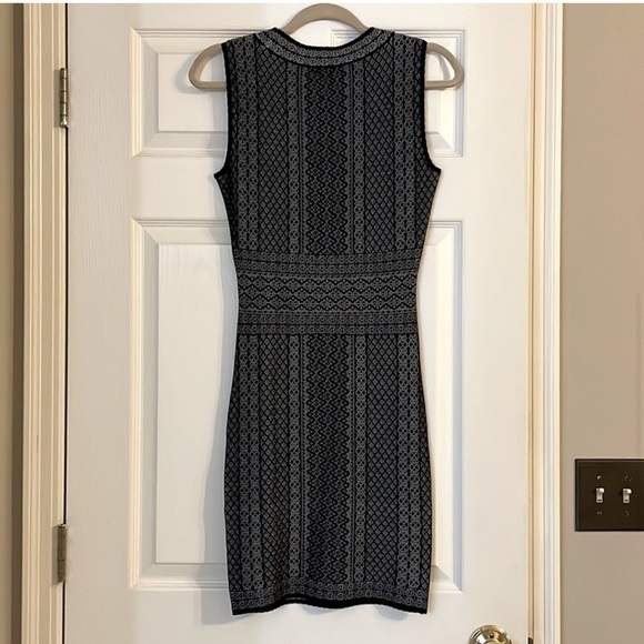 BCBG MAXAZRIA size small fitted beautiful woven pattern dress - Picture 5 of 5